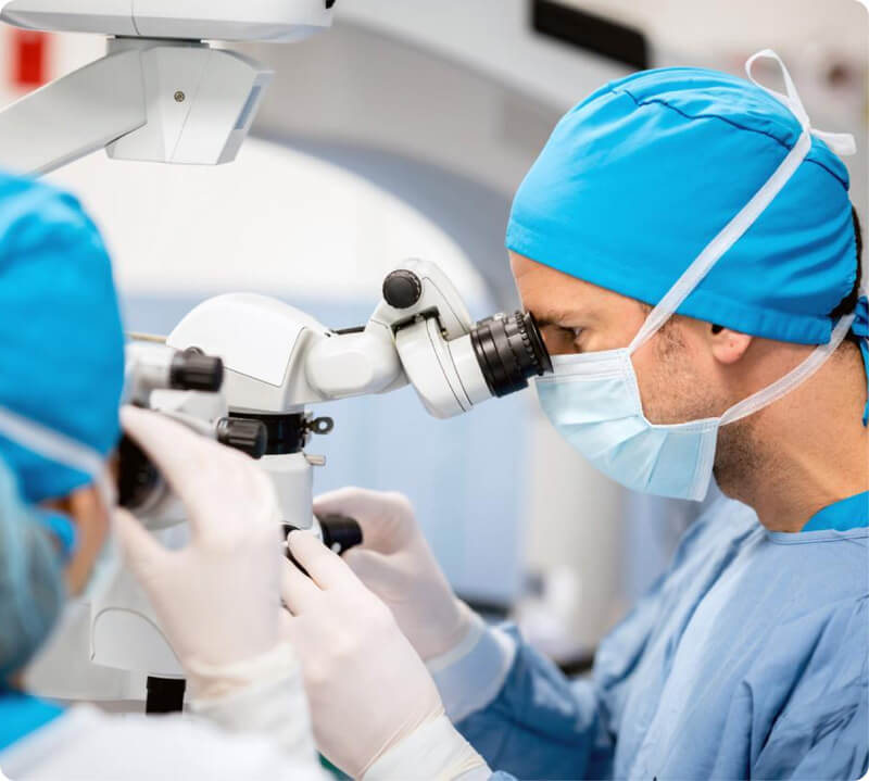 ophthalmologist-eye-surgery